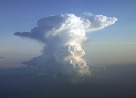 Bild 6: Typische Gewitterwolke mit deutlich ausgepr�gtem Amboss, © Peter Niesczeri / pixelio.de