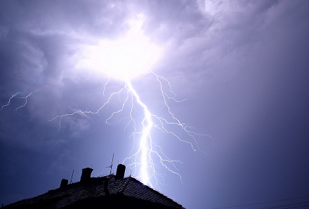 Bild 12: Blitzeinschlag mit aufgebauten Plasmakanal zwischen Wolke und Haus, © Falk Bl�mel / pixelio.de